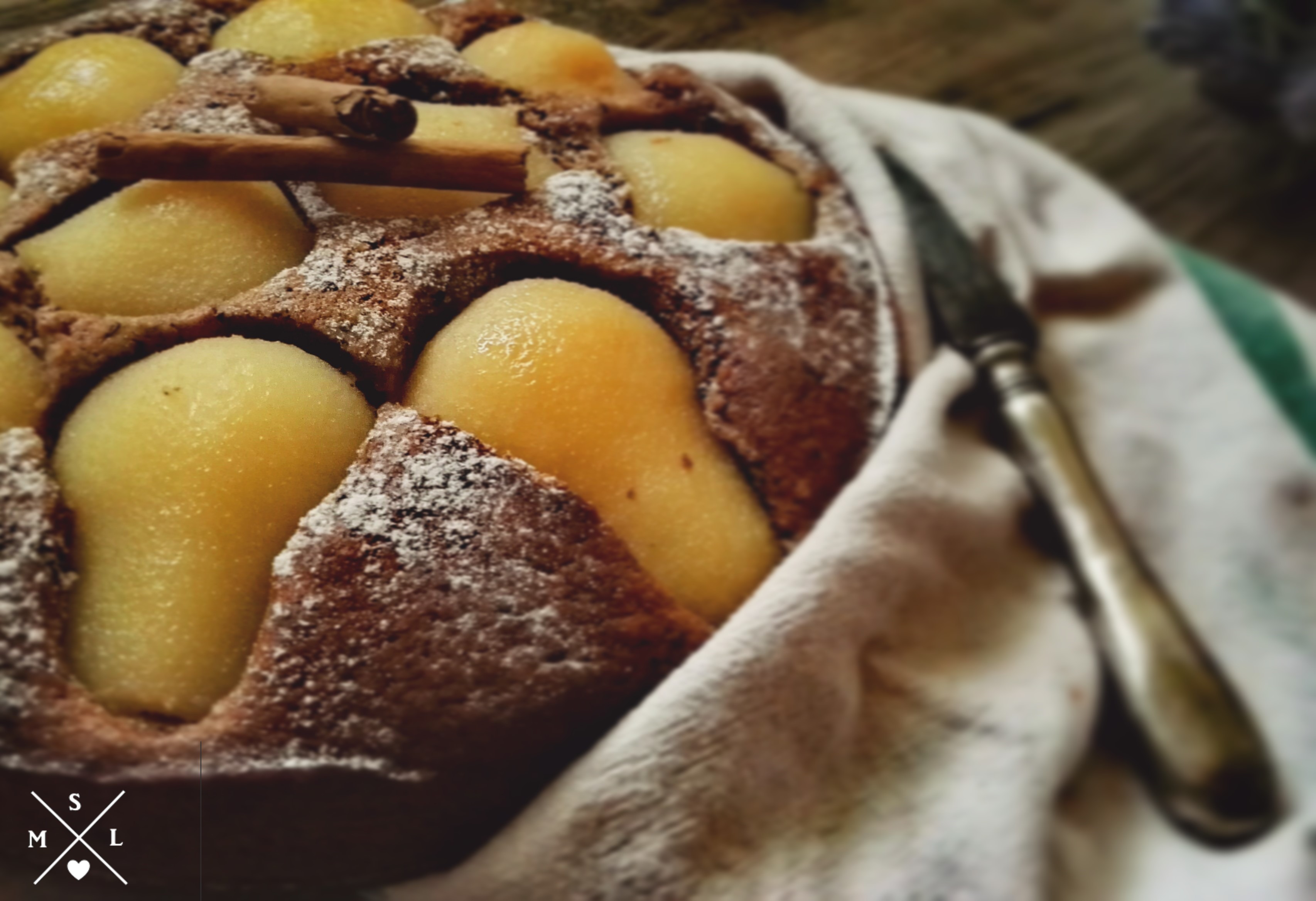 Frischgebackener Birnenkuchen mit Nüssen und Schokolade