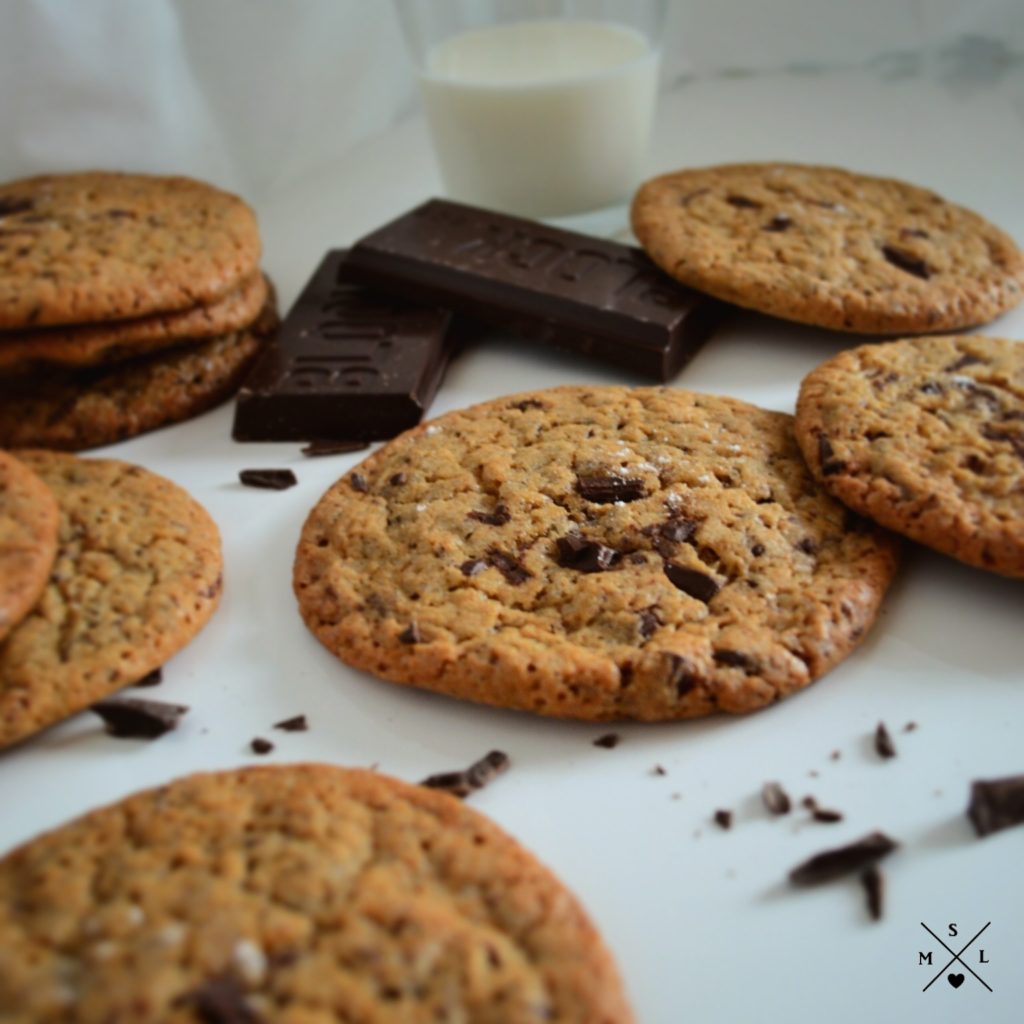 Schokoladen Chunk Cookies mit einem leichten Karamell Geschmack und einer salzigen Note durch grobes Meersalz.